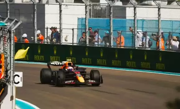 Pebalap tim Red Bull Sergio Perez menjalani balapan Grand Prix . (AFP/CHANDAN KHANNA)