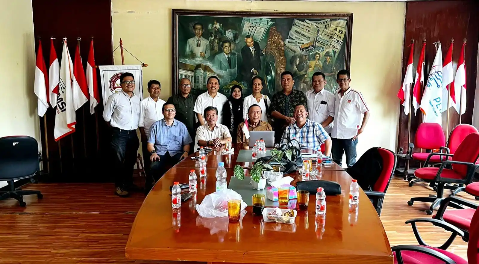 Forum Pemimpin Redaksi (Pemred) Serikat Media Siber Indonesia (SMSI) mengadakan rapat perdana di Sekretariat SMSI, Jl Veteran II 7C, Jakarta Pusat, Selasa (8/10/2024)