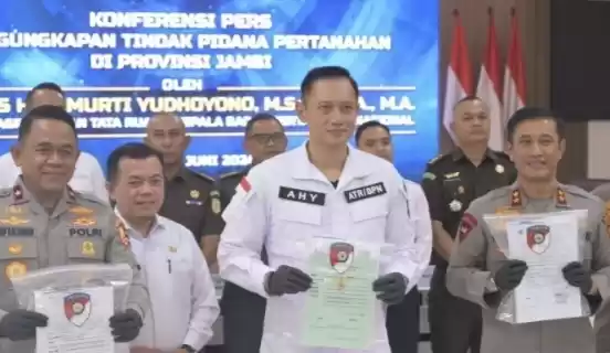 Menteri ATR Agus Harimurti Yudhoyono berdama Kapolda Jambi Irjen Pol Rusdi Hartono dan Gubernur Jambi Al Haris. (Foto: Antara)
