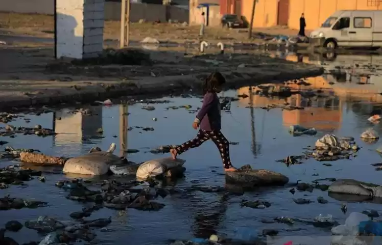 Air limbah terlihat di kamp pengungsi di kota Deir al-Balah, Jalur Gaza. (Foto: Antara)