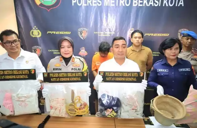 Kasat Reskrim Polres Metro Bekasi Kota AKBP Muhamad Firdaus saat konferensi pers di Bekasi, Senin (3/6/2024). (Foto: Antara)