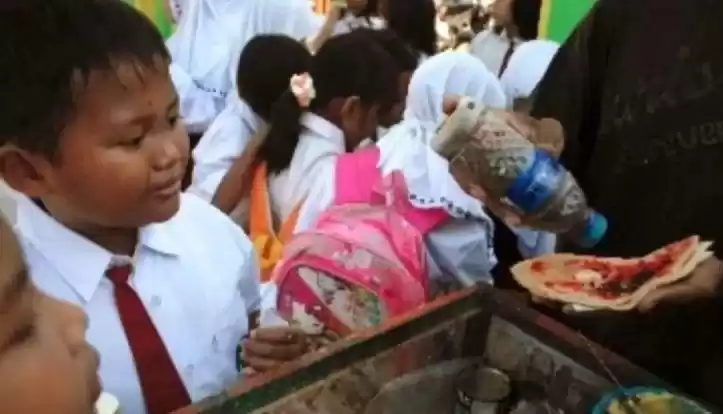 Murid SD sedang berbelanja jajanan saat jam istirahat sekolah. (Foto: Antara)