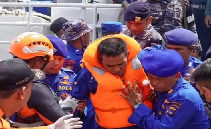 Anggota Ditpolairud Polda Kalsel saat evakuasi para korban dari penumpang KM Niki Sejahtera. (Foto: Antara)