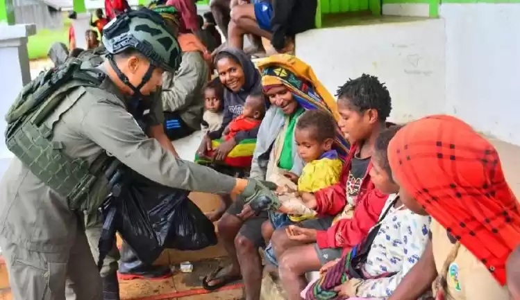 Anggota Satgas Damai Cartenz saat bersama masyarakat Bibida , Kabupaten Paniai, Papua Tengah. (Foto: Antara)