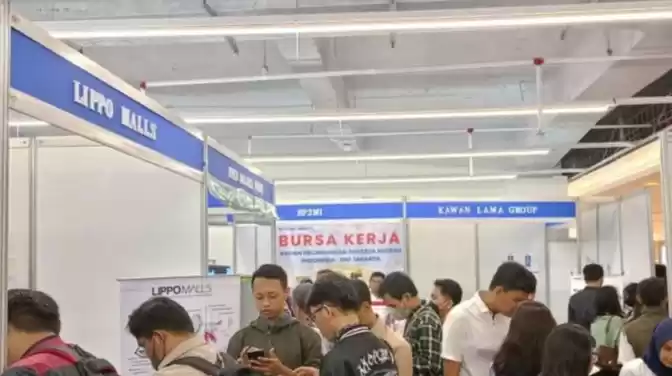 Antrean warga saat hari pertama pembukaan bursa kerja. (Foto: Antara)