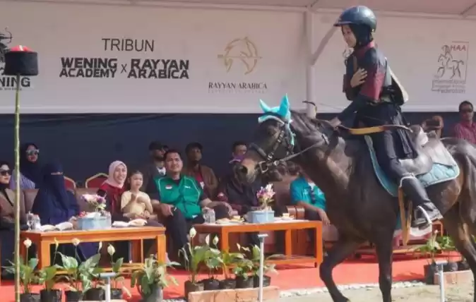 Menteri Pemuda dan Olahraga Dito Ariotedjo saat hadir dan membuka kejuaraan olahraga panahan berkuda Indonesia.(Foto: Antara)
