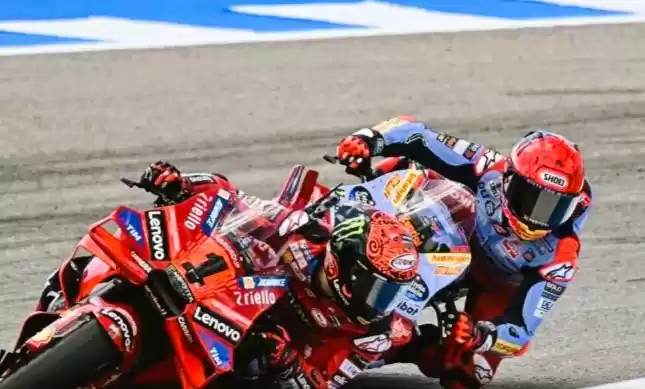 Pembalap Ducati Italia Francesco Bagnaia dan pebalap Ducati Spanyol Marc Marquez bersaing. (Foto: Antara)