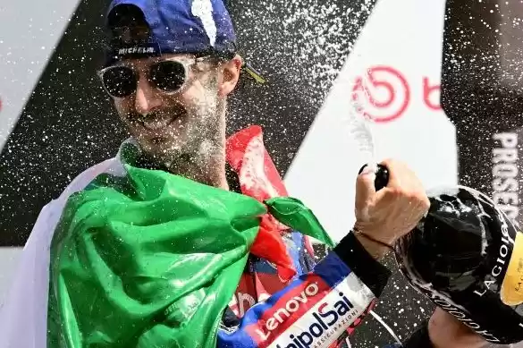 Pembalap Italia Francesco Bagnaia saat selebrasi di podium. (Foto: Antara)