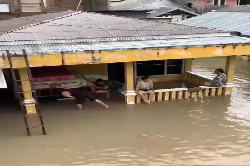 Banjir setinggi dada orang dewasa melanda Wilayah Kota Gorontalo. (Foto: Antara)
