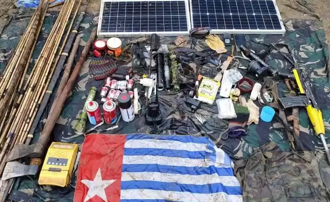 Satgas Yudha Sakti mengamankan sejumlah barang bukti usai baku tembak dengan OPM Sorong Raya. (Foto: Antara)