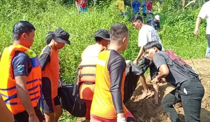 Basarnas Banten mengevakuasi jenazah warga Pandeglang terseret dan hanyut di Sungai Ciliman. (Foto: Antara)