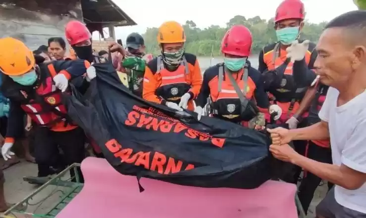 Tim SAR mengevakuasi jasad korban tenggelam di Sungai Komering. (Foto: Antara)