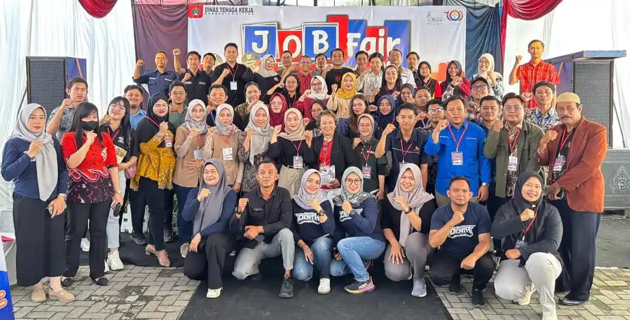 Foto bersama Kepala Disnakertrans Kabupaten Blitar dan jajaran serta para seluruh perusahaan mitra (Foto: Dok MI/Joko Prasetyo)