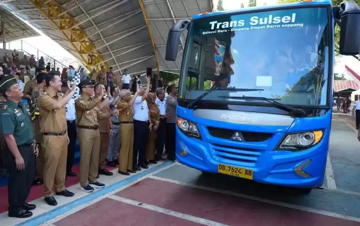 Pj Gubernur Sulsel Prof Zudan bersama forkopimda melepas resmi program bus gratis pada 10 Juni 2024. (Foto: Antara)