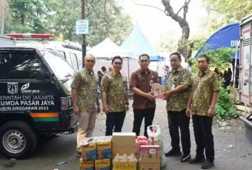 Dirut Perumda Pasar Jaya, Agus Himawan Widiyanto, memberi bantuan berupa Sembako. (Foto: Ist)