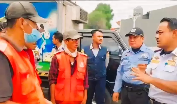 Petugas gabungan dari Sudin Perhubungan Jakarta Timur, Satpol-PP, TNI, dan Polri menertibkan juru parkir liar. (Foto: Antara)