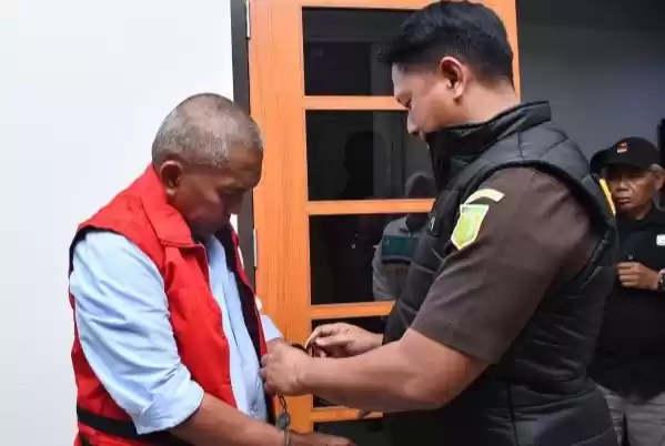 Eks Pj Bupati Bandung Barat Arsan Latif dalam kasus dugaan korupsi. (Foto: Antara)