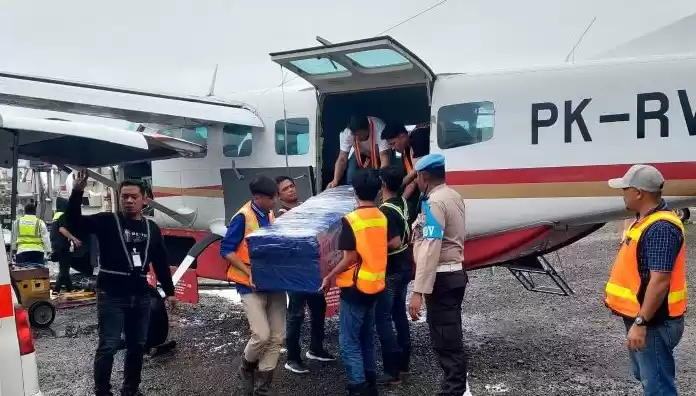 Evakuasi jenazah korban penembakan KKB di Paniai tiba di Timika dan akan diterbangkan ke kampung halamannya di Sulawesi Selatan. (Foto: Foto: Antara)