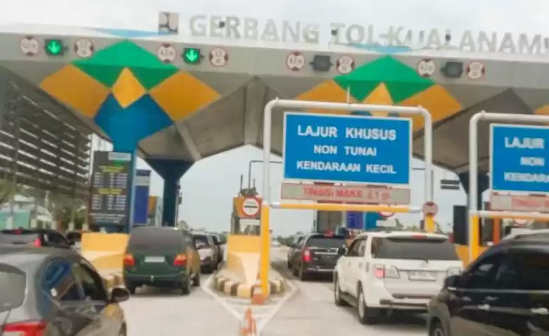 Suasana arus lalu lintas di Gerbang Tol Kualanamu, Sumatera Utara. (Foto: Antara)