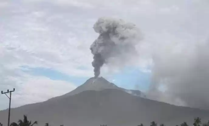 Visual erupsi Gunung Lewotobi Laki-laki di Flores Timur, NTT.(Foto: Antara)