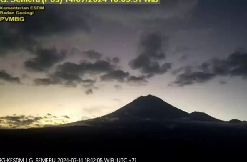 Gunung Semeru yang terpantau dari Pos Pengamatan di Lumajang. (Foto: Antara)