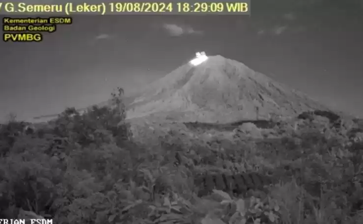 Gunung Semeru erupsi. (Foto: Antara)