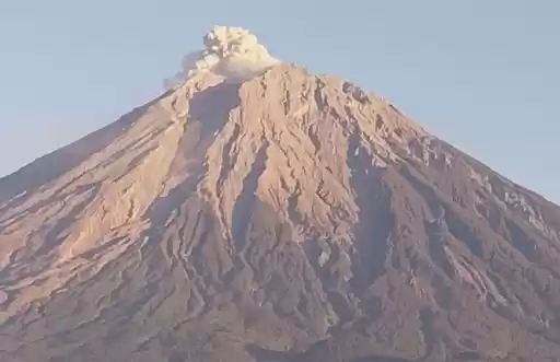 Gunung Semeru saat erupsi dengan letusan setinggi 600 meter di atas puncak. (Foto: Antara)