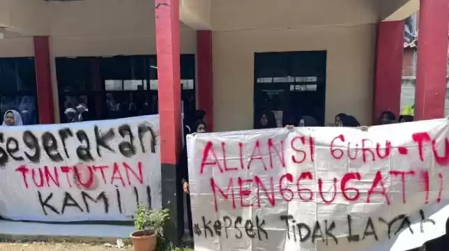 Guru-guru dan Staf TU SMKN 12 Kota Bekasi Gelar Spanduk Berisi Tuntutan Kepsek Tidak Layak. (Foto: Dok MI)