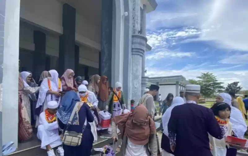Suasana penyambutan haji asal Kabupaten Mukomuko di Masjid Agung. (Foto: Antara)