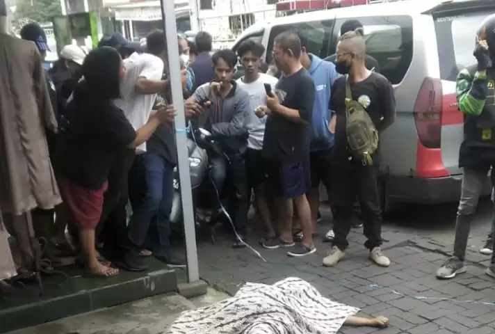 Jasad korban penusukan di toko baju "Boutique Aurel Mode, Tangerang, Banten Senin (1/4/2024). (Foto: NTARA)