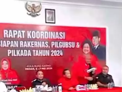 Penurunan foto Presiden Joko Widodo (Jokowi) di Kantor DPD PDIP Sumatera Utara (Sumut). [Foto: Tangkapan layar]