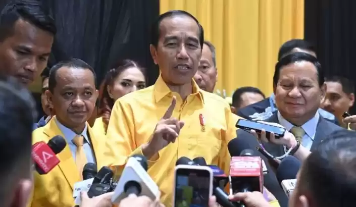 Presiden Joko Widodo didampingi Ketum Partai Gerindra dan Prabowo Subianto serta Ketum Partai Golkar terpilih Bahlil. (Foto: Antara)