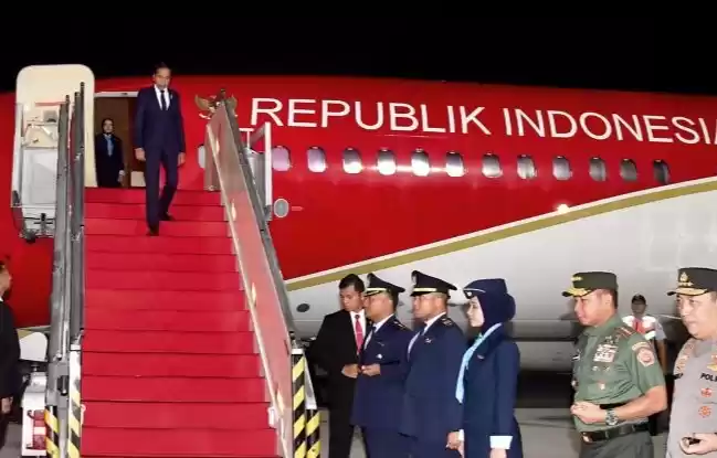 Presiden Joko Widodo tiba di Pangkalan TNI AU Halim Perdanakusuma, Jakarta pada Kamis pagi (18/7/2024). (Foto: Antara)