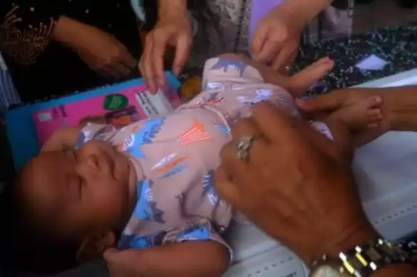 Kader posyandu mengukur tinggi badan bayi saat pelaksanaan posyandu. (Foto: Antara)