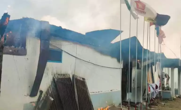 Kantor KPU Papua Pegunungan yang dibakar. (Foto: Antara)