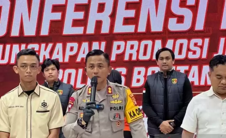 Kapolres Bontang AKBP Alex Frestian Lumban Tobing melakukan konferensi pers pengungkapan kasus promosi judol. (Foto: Antara)