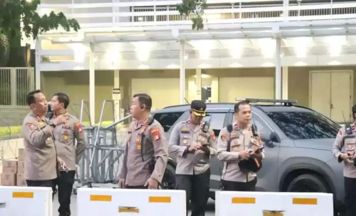 Kapolres Metro Jakarta Pusat Kombes Polisi Susatyo Purnomo Condro di depan Kedubes AS. (Foto: Antara)