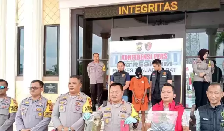 Kapolres Tabjabbar AKBP Agung Basuki menunjukkan barang bukti dan Pelaku Pembakaran Lahan. (Foto: Antara)