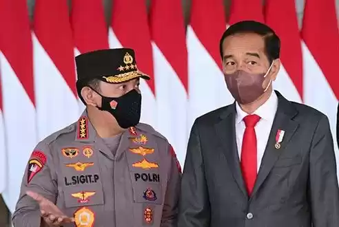 Kapolri Jenderal Listyo Sigit Prabowo (kiri) dan Presiden Joko Widodo (kanan) (Foto: Dok MI/Antara)