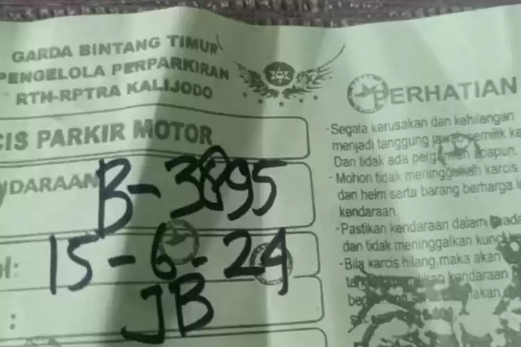 Pungli secara terbuka di depan umum warga harus bayar karcis Rp 5000 jika ingin melintas di Jalan Kepanduan II dekat Kalijodo. (Photo: Ist)