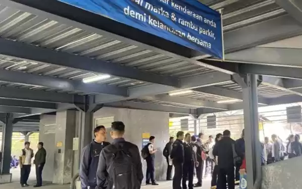Karyawan di Bandara I Gusti Ngurah Rai di bawah naungan Angkasa Pura Supports saat mogok kerja. (Foto: Antara)