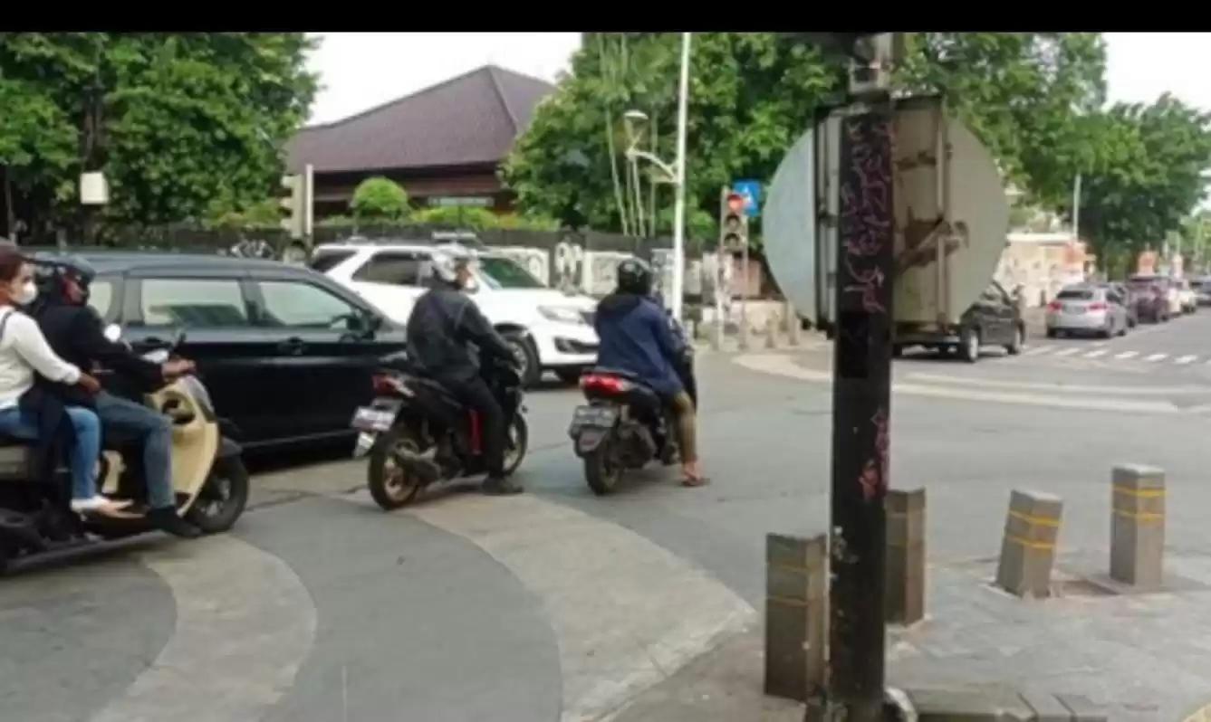 Remaja sembilan tahun mengemudi ugal-ugalan lalu menabrak tiang lampu merah di Kemang. (Photo: Polda Metro Jaya)