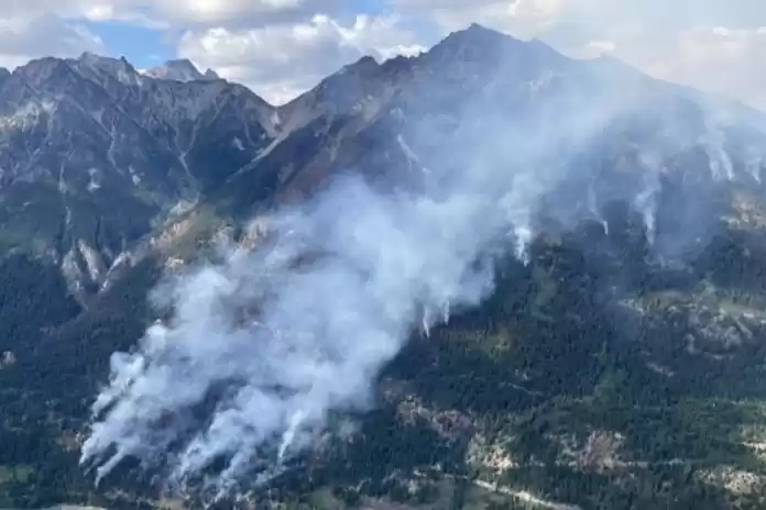 Foto udara menunjukkan kebakaran hutan di dekat Downton Lake, bagian selatan British Columbia, Kanada. (Foto: Antara)