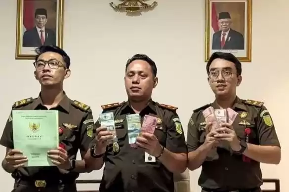 Cabang Kejari Maluku Tengah di Wahai, menahan dua tersangka dugaan korupsi. (Foto: Antara)