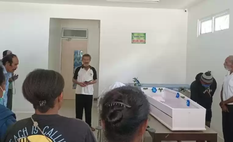 Keluarga almarhum Yance Runbino, Jotam Simopiaref memimpin acara pelepasan jenazah. (Foto: Antara)