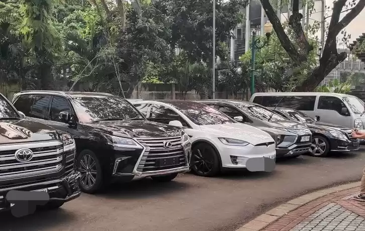 Sejumlah kendaraan yang disita oleh Ditreskrimum Polda Metro Jaya karena menggunakan pelat dinas anggota DPR palsu. (Foto: Antara)