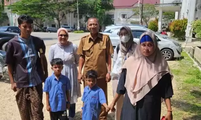 Kesbangpol Aceh Timur Syamsul Bahri mendampingi empat imigran Rohingya yang dipindahkan ke Makassar. (Foto: Antara)