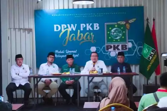 Ketua DPW PKB Jabar Syaiful Huda umumkan pengusungan Cawagub Jabar KH Acep Adang Ruchiat. (Foto: Antara)