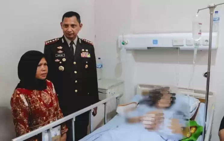 Kapolres Metro Tangerang Kota Kombes Pol Zain Dwi Nugroho saat mengunjungi korban yang dirawat di RSUD Kabupaten Tangerang. (Foto: Antara)