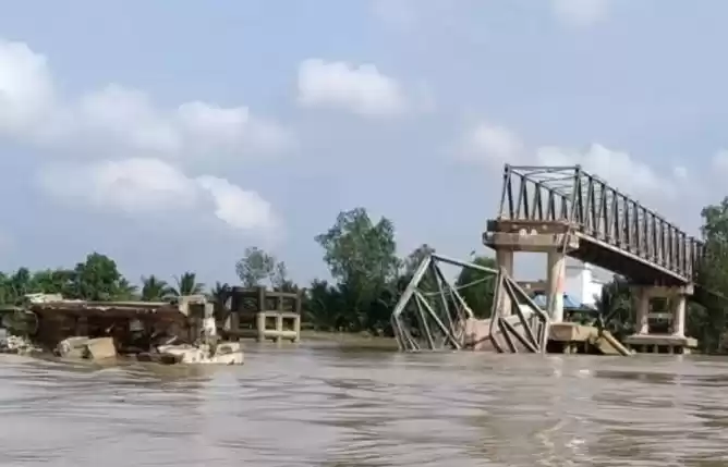 Salah satu tiang Jembatan Lalan di atas Sungai Lalan di Kabupaten Musi Banyuasin .(Foto: Antara)